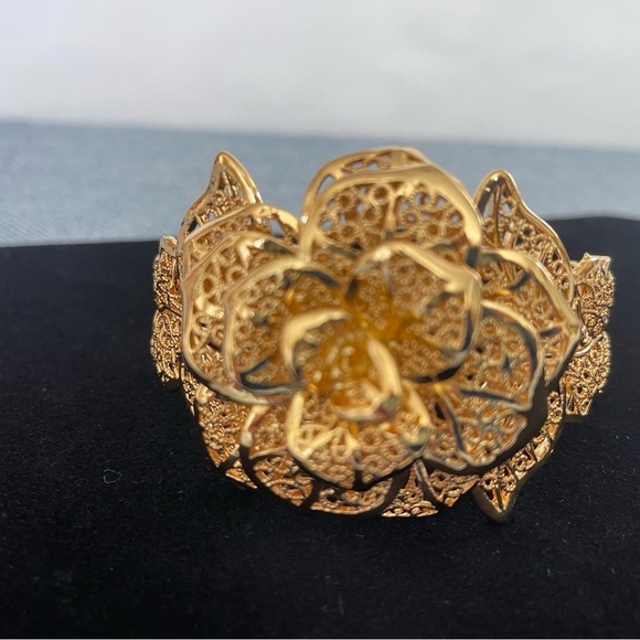 Elegant Gold tone Floral Bracelet - Picture 2 of 5